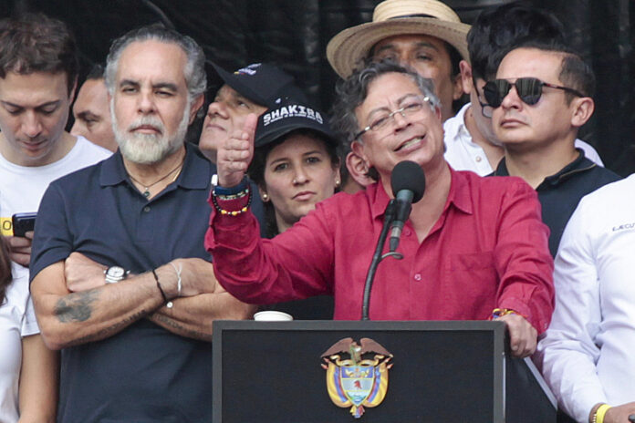 Fotografía de archivo del 1 de mayo de 2026 que muestra al presidente de Colombia, Gustavo Petro (c), pronunciando un discurso en Medellín (Colombia). EFE/ STR ARCHIVO
