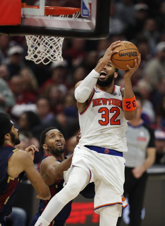 Karl-Anthony Towns (d) explicó este martes a periodistas lo que significa para su madre que él juegue desde el 3 de junio las Finales de la NBA con los New Yokk Knicks. EFE/EPA/DAVID MAXWELL SHUTTERSTOCK OUT
