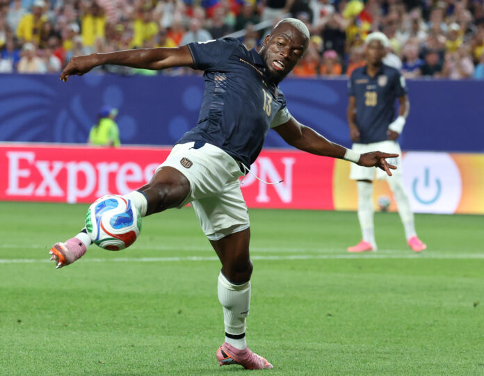 Enner Valencia, máximo goleador en la historia de la selección ecuatoriana, con 46 tantos. afirmó este domingo que las aspiraciones de su país en el Mundial permanecen intactas, pese a la derrota por 1-0 ante Costa de Marfil en Filadelfia. EFE/ Sebastiao Moreira
