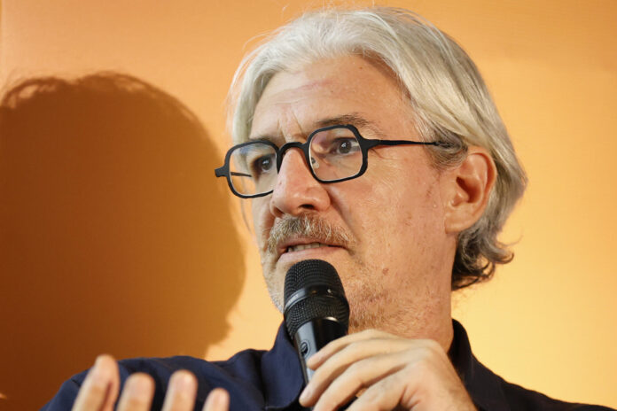 Fotografía del 21 de Mayo de 2026 que muestra al escritor mexicano Emiliano Monge hablando durante el festival literario Centroamérica Cuenta, en Ciudad de Panamá (Panamá). EFE/ Bienvenido Velasco

