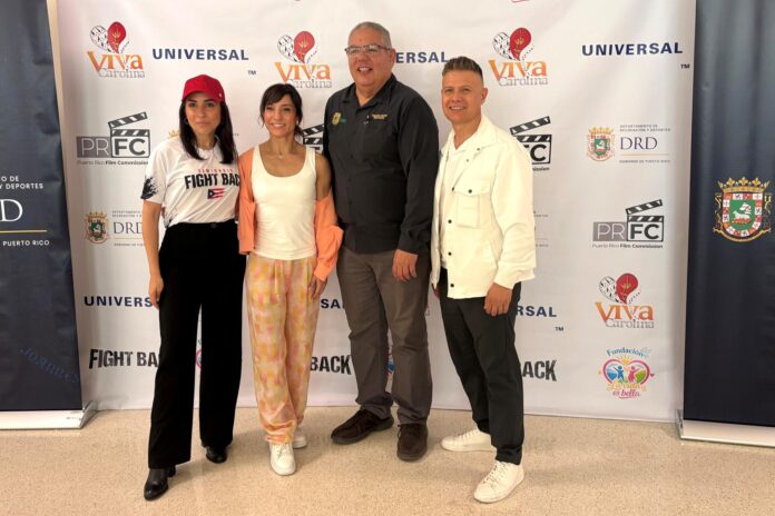La actriz y cantante puertorriqueña, Ana Isabelle (c); la karateka española Sandra Sánchez (2i); y su esposo y entrenador, Jesús del Moral (d), posando con el secretario del Departamento de Recreación y Deportes (DRD) de Puerto Rico, Héctor Vázquez (2d), con motivo de la película puertorriqueña 'Fight Back'. EFE/ Esther Alaejos
