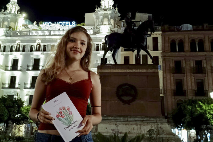 Las redes sociales tienen cada vez un uso más diversificado y llegan a más población, sobre todo a los más jóvenes, una circunstancia que quiere aprovechar la escritora Julia Kluemper, quien, a través de su perfil en TikTok, recita poesía para incentivar a la lectura. Kluemper, que acaba de publicar su primer poemario, 'Cuando cesa la lluvia', ha explicado a EFE que se le ocurrió la idea como forma de incentivar a la juventud a leer porque 