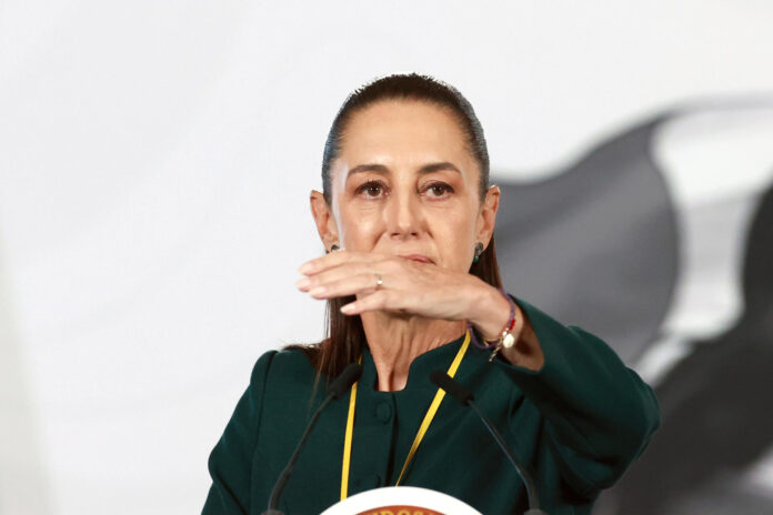 La presidenta de México, Claudia Shainbaum, habla durante una conferencia de prensa este lunes, en el Palacio Nacional de Ciudad de México (México). EFE/Mario Guzmán
