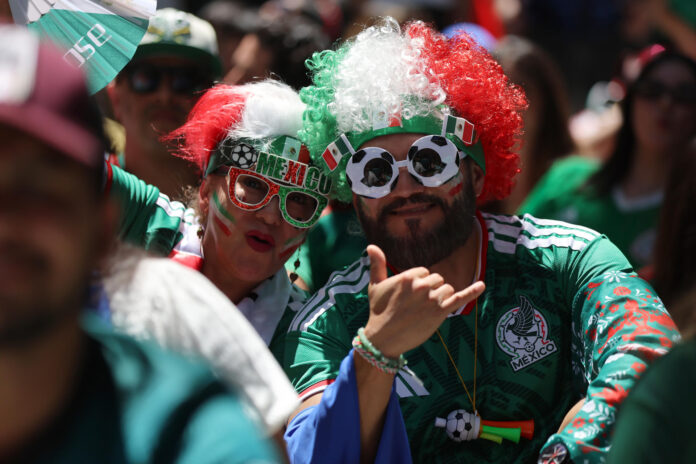 Más de 50.000 personas se congregaron en el Zócalo, donde se instalaron pantallas gigantes para ver el arranque de la Copa del Mundo con el encuentro México-Sudáfrica. EFE/ Miguel Gutierrez
