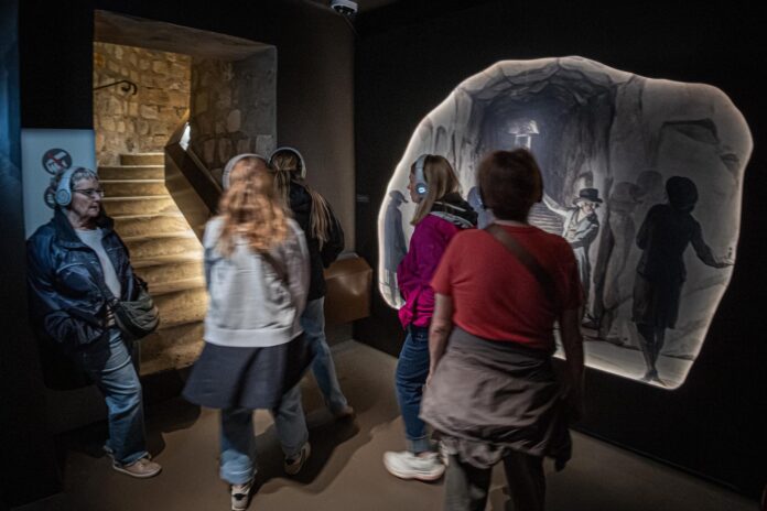 Reproducción de un grabado de 1809 en las galerías subterráneas de las Catacumbas de París. EFE/EPA/CHRISTOPHE PETIT TESSON
