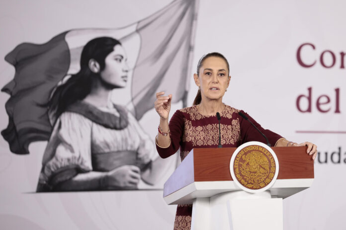 La presidenta de México, Claudia Sheinbaum, habla durante una rueda de prensa este viernes, en el Palacio Nacional de Ciudad de México (México). EFE/ José Méndez
