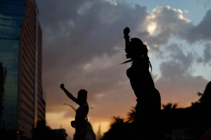 Trabajadoras sexuales participan en una marchan por el día internacional del trabajo sexual este martes, en la Ciudad de México (México). EFE/ Sáshenka Gutiérrez
