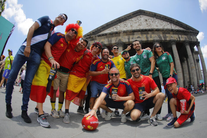 Aficionados de España posan este viernes, previo al partido del grupo H del Mundial de la FIFA 2026 entre Uruguay y España en el estadio Akron en Guadalajara (México). EFE/ Francisco Guasco
