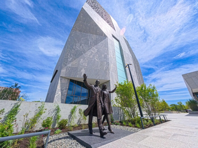 Fotografía que muestra una escultura del expresidente Barack Obama y su esposa, Michelle Obama, en el Centro Presidencial Obama este miércoles, en Chicago (EE.UU.). El Centro Presidencial Obama, espacio dedicado a evocar los años en la Casa Blanca del expresidente Barack Obama y concebido como punto de participación ciudadana, se prepara para su inauguración en Chicago el próximo 18 de junio y para abrir sus puertas al público un día después. EFE/ Kenneth Fernández
