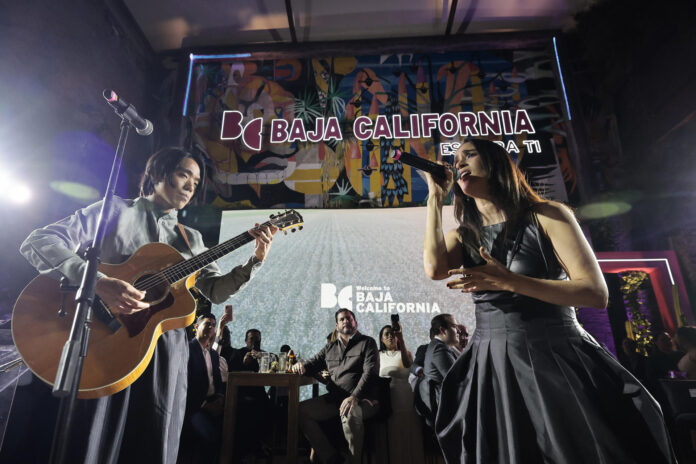 La cantante mexicana, Julieta Venegas (d), interpreta unas de sus canciones durante la presentación de la campaña 