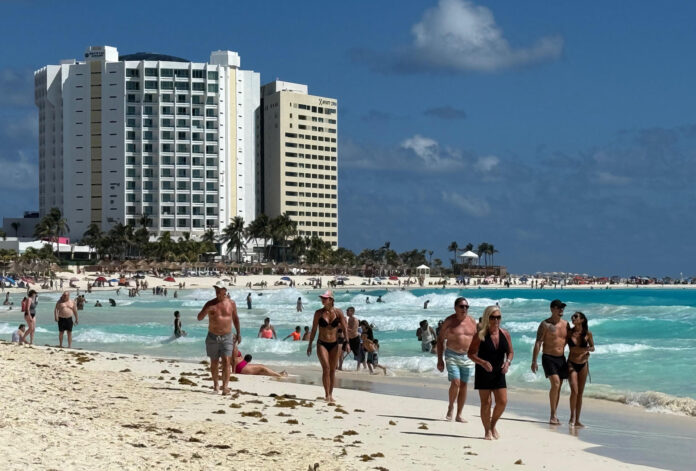 Turistas pasean por una playa en el balneario de Cancún en Quintana Roo (México). Fotografía de archivo. EFE/ Alonso Cupul
