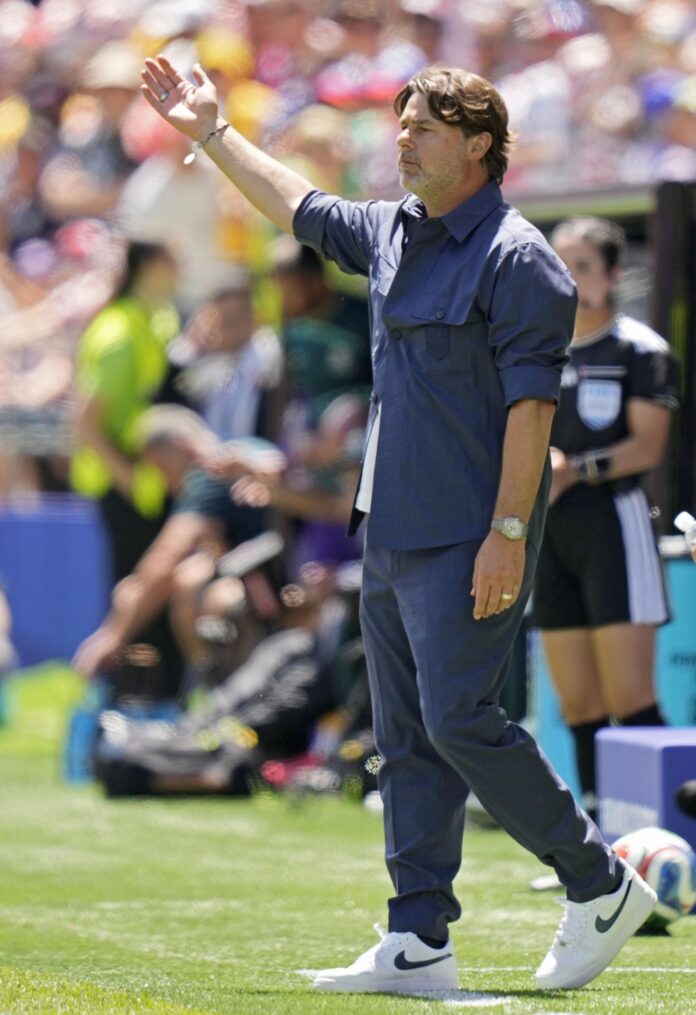 El seleccionador de Estados Unidos, Mauricio Pochettino, llega este  juecves a su partido de la última jornada de la fase de grupos del Mundial en Los Ángeles con la traquilidad de tener al equipo clasificado y la ventaja de poder dar descanso a su formación titular frente a Turquía, ya eliminada. EFE/EPA/STEPHAN BRASHEAR
