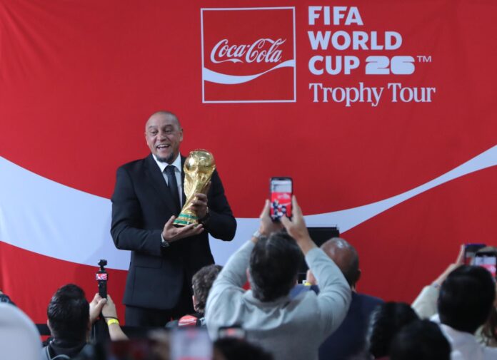 El exjugador brasileño Roberto Carlos carga la Copa Mundial 2026 este viernes, durante un evento en la Ciudad de México (México). EFE/ Mario Guzmán
