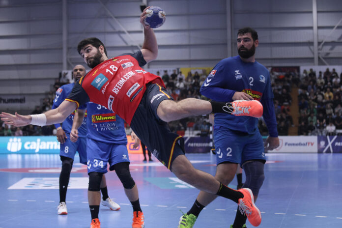 El español Imanol Garciandia (i) prepara un lanzamiento a puerta este sábado en el segundo partido de la eliminatoria europea frente a Israel que garantizó a los Hispanos la clasificación al Mundial de 2027 en estadio La Casa del Handball Argentino, en Buenos Aires. EFE/ Adan González
