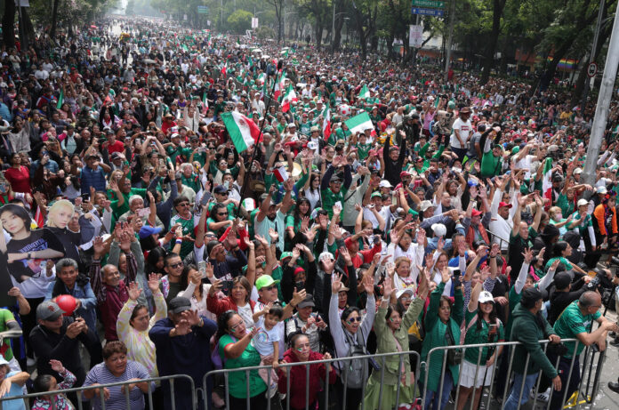Miles de personas realizaron una ola humana (movimiento masivo de aficionados), este sábado en una de las principales avenidas de la Ciudad de México (México). EFE/Madla Hartz

