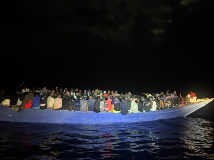 Fotografía tomada de la cuenta en X @CBPCommissioner del comisionado de Aduanas y Protección Fronteriza de los EE.UU. (CBP), Rodney Scott, de una embarcación con 240 migrantes haitianos que fue interceptada cerca de las Islas Turcas y Caicos. EFE/ @CBPCommissioner /SOLO USO EDITORIAL/NO VENTAS/ SOLO DISPONIBLE PARA ILUSTRAR LA NOTICIA QUE ACOMPAÑA (CRÉDITO OBLIGATORIO)
