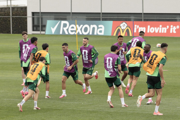 Jugadores de México entrenan en el Centro de Alto Rendimiento de la Federación Mexicana de Fútbol en Ciudad de México (México). EFE/ José Méndez
