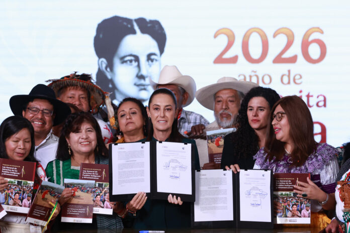 La presidenta de México, Claudia Shainbaum (c), sostiene un documento durante una rueda de prensa este lunes, en el Palacio Nacional de Ciudad de México (México). EFE/Mario Guzmán
