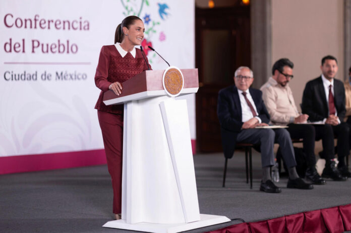 Fotografía cedida por la presidencia de México de su mandataria Claudia Sheinbaum hablando en una rueda de prensa este martes, en Palacio Nacional de la Ciudad de México (México). EFE/Presidencia de México/SOLO USO EDITORIAL/NO VENTAS/SOLO DISPONIBLE PARA ILUSTRAR LA NOTICIA QUE ACOMPAÑA (CRÉDITO OBLIGATORIO)
