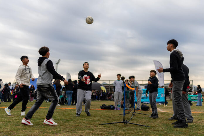 Sin protagonismo en el Mundial por la ausencia de la selección, los chilenos expresan su amor por el fútbol en un 'fan fest' abierto desde el jueves. EFE/ Javier Torres
