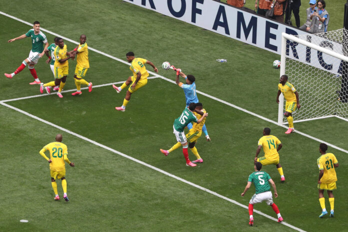 Ronwen Williams (c) de Sudáfrica despeja un balón este jueves, durante un partido del grupo A del Mundial de la FIFA 2026 entre México y Sudáfrica en el estadio Ciudad de México (México). EFE/ Mario Guzmán
