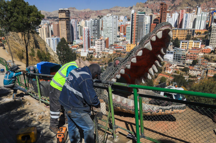 Personas reparan una baranda del Parque Laikakota este domingo, en La Paz (Bolivia). EFE/ Gabriel Márquez
