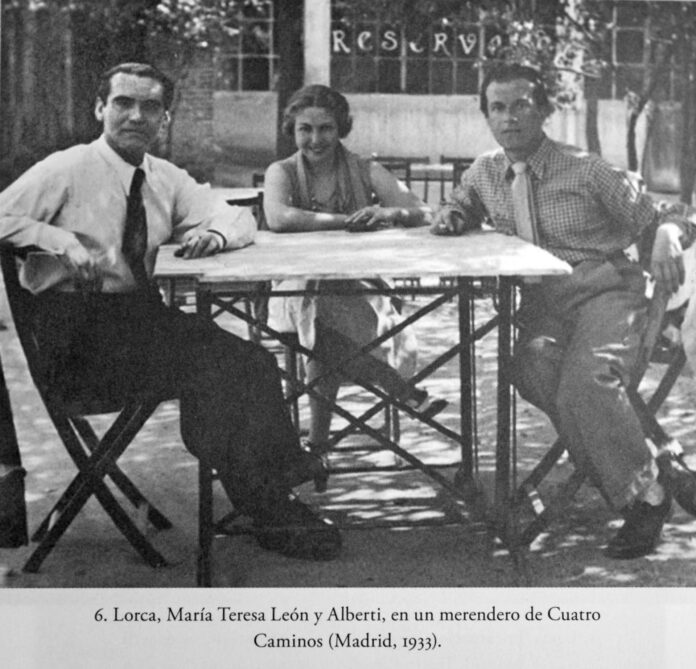 Fotografía de Federico García Lorca, María Teresa León y Rafael Alberti en Madrid en 1933, una imagen incorporada al libro biográfico 