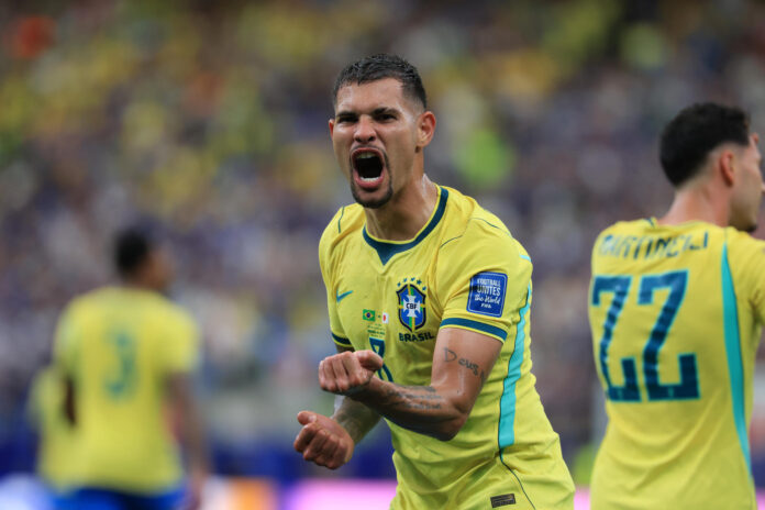 El brasileño Bruno Guimarães durante el partido de los dieciseisavos de final del Mundial 2026 ante Japón, en el estadio NRG de Houston. EFE/Carlos Ramírez
