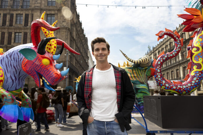 Fotografía cedida por National Geographic donde aparece el chef Antoni Porowski durante el Desfile de Alebrijes Monumentales por el Día de los Muertos en Ciudad de México (México). EFE/Alicia Vera/National Geographic /SOLO USO EDITORIAL /NO VENTAS /SOLO DISPONIBLE PARA ILUSTRAR LA NOTICIA QUE ACOMPAÑA /(CRÉDITO OBLIGATORIO)
