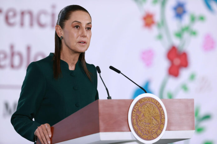 La presidenta de México, Claudia Shainbaum, habla durante una rueda de prensa este lunes, en el Palacio Nacional de Ciudad de México (México). EFE/Mario Guzmán
