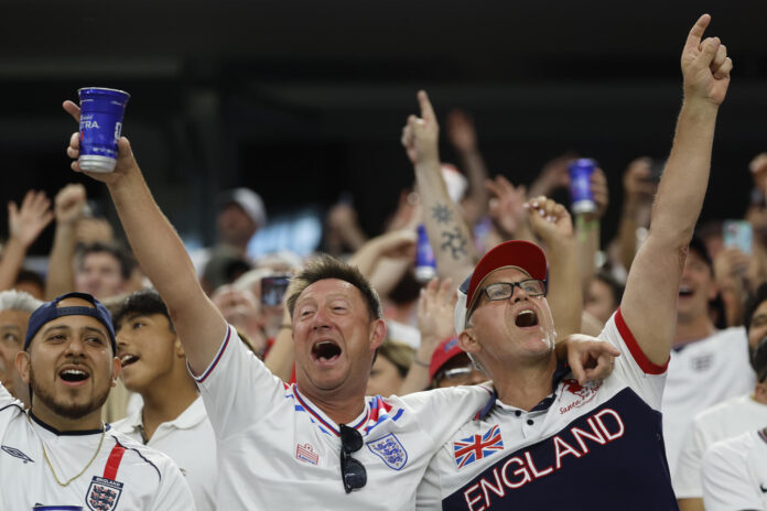 Aficionados de Inglaterra celebran este miércoles, en un partido del grupo L del Mundial de la FIFA 2026 entre Inglaterra y Croacia en el estadio AT&T en Dallas (EE.UU.). EFE/ Mariscal
