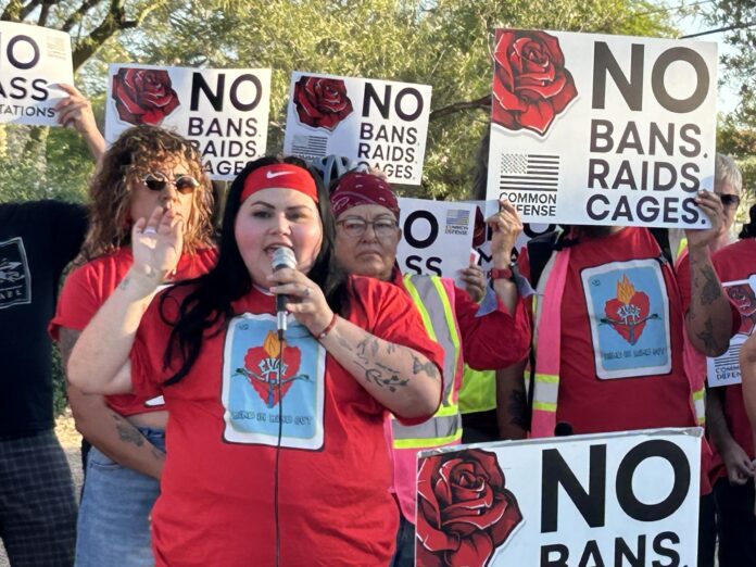 Fotografía del 30 de mayo de 206 que muestra a la 'influencer' mexicana Karla Toledo (i), hablando durante un evento en contra de los arrestos y deportaciones, en el Centro Comunitario en Tucson, Arizona (EE.UU.). EFE/ María León
