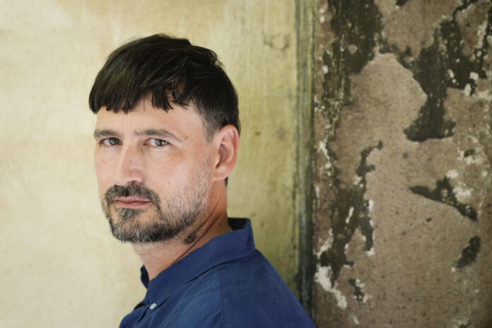 Ulises Porra, director del filme 'Bajo el mismo sol', cinta que ofrece una 