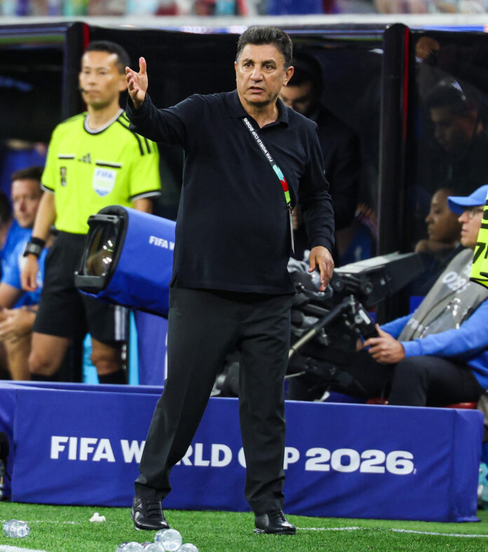 El seleccionador de Irán, Amir Ghalenoei, debe atender muchos frentes más allá del partido contra Bélgica en la segunda jornada de la fase de grupos del Mundial. EFE/EPA/CHRIS TORRES
