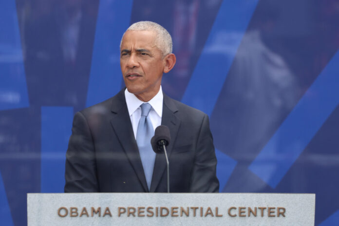 El expresidente Obama habla durante la inauguración del Centro Presidencial Obama este jueves, en Chicago (EE.UU.). EFE/ Octavio Guzmán

