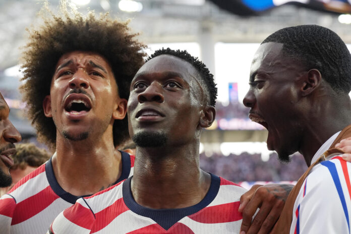 Folarin Balogun (c), de Estados Unidos, celebra un gol con sus compañeros en un partido del grupo D del Mundial de la FIFA 2026 entre Estados Unidos y Paraguay en el estadio SoFi en Los Ángeles (EE.UU.). EFE/ Omar Alonso
