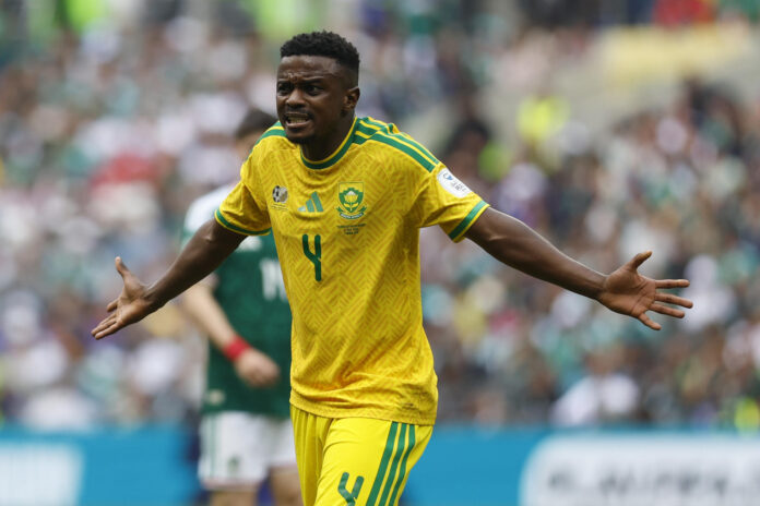 Teboho Mokoena de Sudáfrica reacciona tras recibir tarjeta roja por parte del árbitro brasileño Wilton Sampaio este jueves, durante un partido del grupo A del Mundial de la FIFA 2026 entre México y Sudáfrica en el estadio Ciudad de México (México). EFE/ Sashenka Gutiérrez
