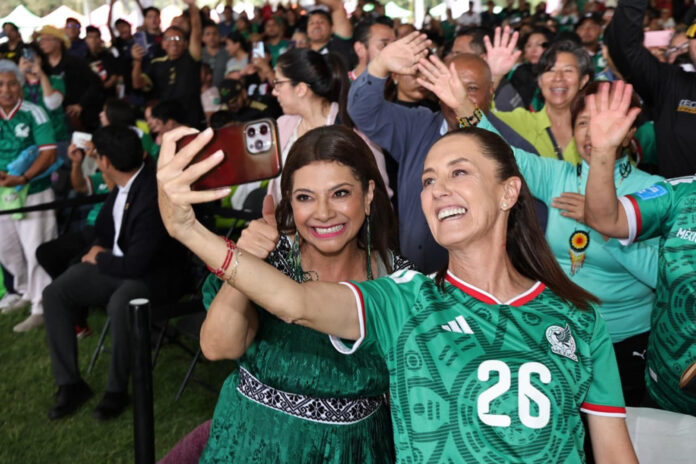 Fotografía cedida este jueves por el Gobierno de la Ciudad de México, de la jefa de Gobierno Clara Brugada (i) y la mandataria Claudia Sheinbaum (d), tomando una foto rodeadas de aficionados en un Fan Fest de la Ciudad de México (México). EFE/Gobierno de la Ciudad de México/SOLO USO EDITORIAL/NO VENTAS/SOLO DISPONIBLE RAPA ILUSTRAR LA NOTICIA QUE ACOMPAÑA(CRÉDITO OBLIGATORIO)
