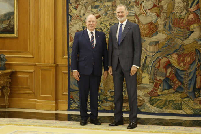 El rey de España, Felipe VI, recibe al príncipe Alberto de Mónaco, antes de mantener un encuentro y un posterior almuerzo en el Palacio de la Zarzuela, con ocasión del 50 aniversario de la apertura de la primera misión diplomática entre España y Mónaco. EFE/ Chema Moya
