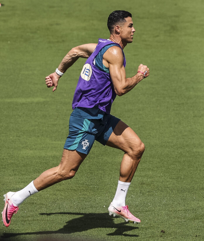 Cristiano Ronaldo hará historia al disputar la sexta Copa del Mundo de su legendaria carrera: CR7 será, por una vez, CR6. EFE/EPA/MIGUEL A. LOPES
