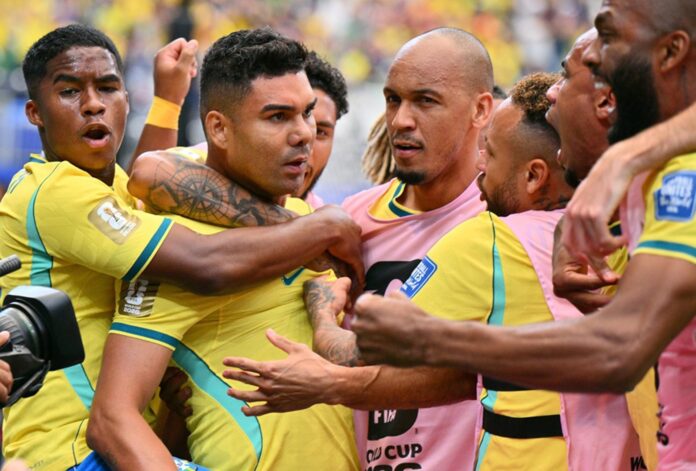 Casemiro (2-L) de Brasil celebra con sus compañeros tras marcar el gol en la Copa Mundial de la FIFA 2026. EFE/EPA/SAM WASSON
