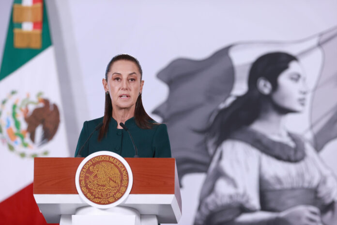 La presidenta de México, Claudia Shainbaum, habla durante una conferencia de prensa este lunes en el Palacio Nacional de Ciudad de México (México). EFE/Mario Guzmán
