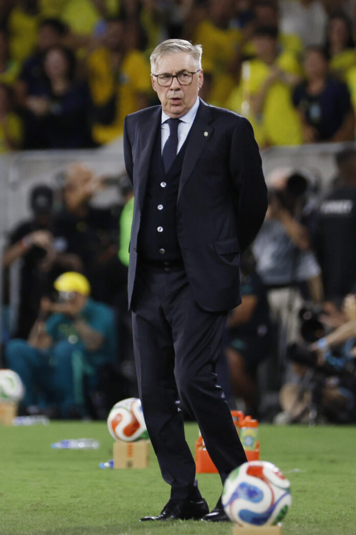 El seleccionador de Brasil, Carlo Ancelotti, manifestó este domingo que tiene dudas sobre los integrantes de su formación titular a 12 días del comienzo de Mundial y tras golear por 6-2 a la selección de Panamá en un partido amistoso jugado en el estadio Maracaná de Rio de Janeiro. EFE/ Antonio Lacerda
