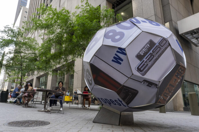 Fotografía que muestra la escultura de un balón del artista Mario Ayala llamada 
