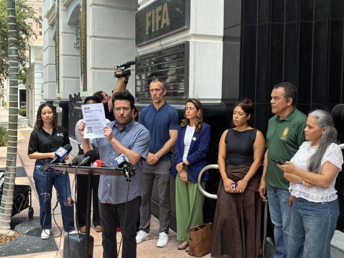 El cineasta y activista estadounidense Billy Corben habla durante una conferencia de prensa sobre el riesgo que correrían los aficionados que piensan viajar a EE.UU. para seguir el Mundial de Fútbol 2026, este miércoles, frente a la sede de la FIFA en Miami, Florida (EE.UU.). EFE/ Hugo García
