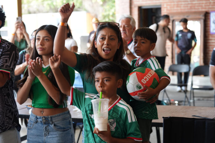 Aficionados de México observan el partido entre México y Sudáfrica este jueves, en San Diego, California (Estados Unidos). EFE/ Omar Alonso
