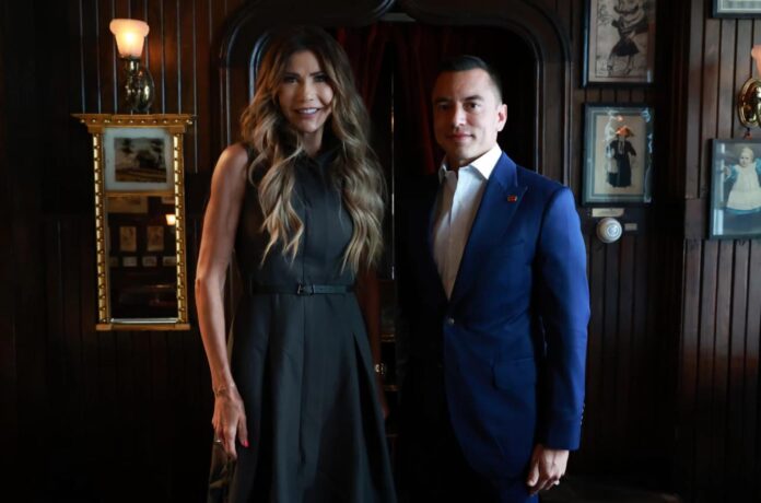 Fotografía difundida en la cuenta oficial @Presidencia_Ec de la Presidencia de Ecuador en la red social X donde aparece su mandatario Daniel Noboa junto a la enviada especial para el Escudo de las Américas, Kristi Noem, durante una reunión este jueves, en Nueva York (Estados Unidos). EFE/ @Presidencia_Ec SOLO USO EDITORIAL/ NO VENTAS/ SOLO DISPONIBLE PARA ILUSTRAR LA NOTICIA QUE ACOMPAÑA (CRÉDITO OBLIGATORIO)
