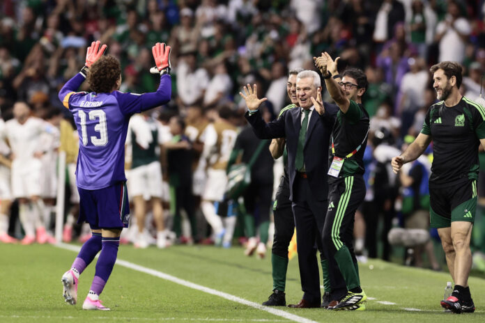 Guillermo Ochoa (i) de México celebra un gol de Álvaro Fidalgo este miércoles, en un partido del grupo A del Mundial de la FIFA 2026 entre República Checa y México en el estadio Azteca en Ciudad de México (México). EFE/ José Méndez
