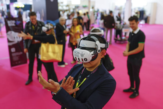 Fotografía de archivo en donde se observa aun hombre interactuando con lentes de realidad virtual en Guadalajara (México). EFE/ Francisco Guasco
