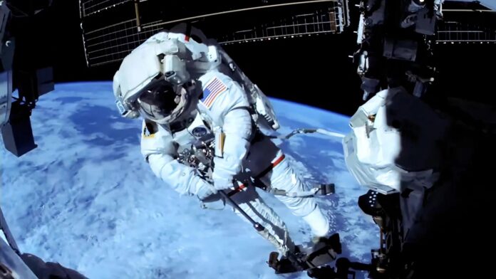 Captura de pantalla tomada de un video de NASA+ donde aparece el astronauta Chris Williams realizando una caminata espacial para reparar el brazo robótico Canadarm2 en la Estación Espacial Internacional a 260 millas sobre la Tierra. EFE/ NASA+ /SOLO USO EDITORIAL NO VENTAS /SOLO DISPONIBLE PARA ILUSTRAR LA NOTICIA QUE ACOMPAÑA (CRÉDITO OBLIGATORIO)
